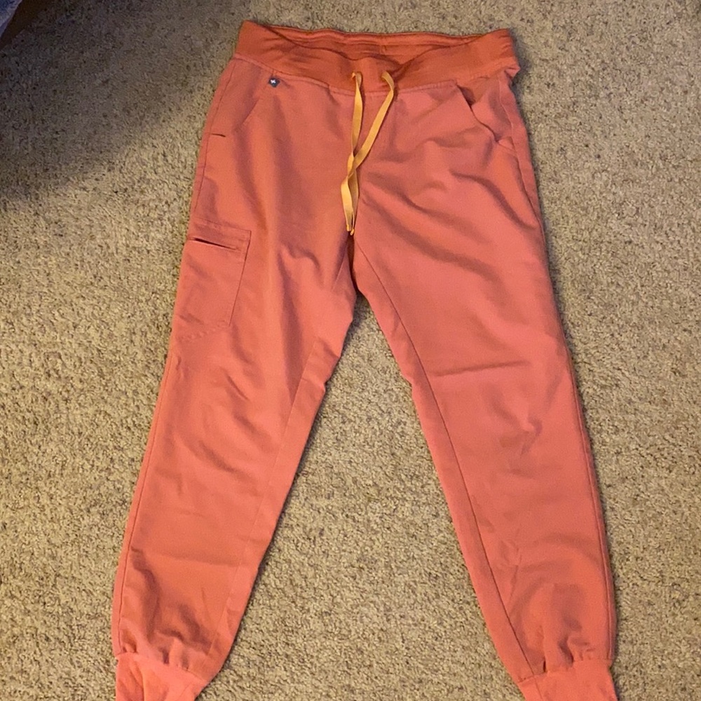 Figs coral Zamora joggers